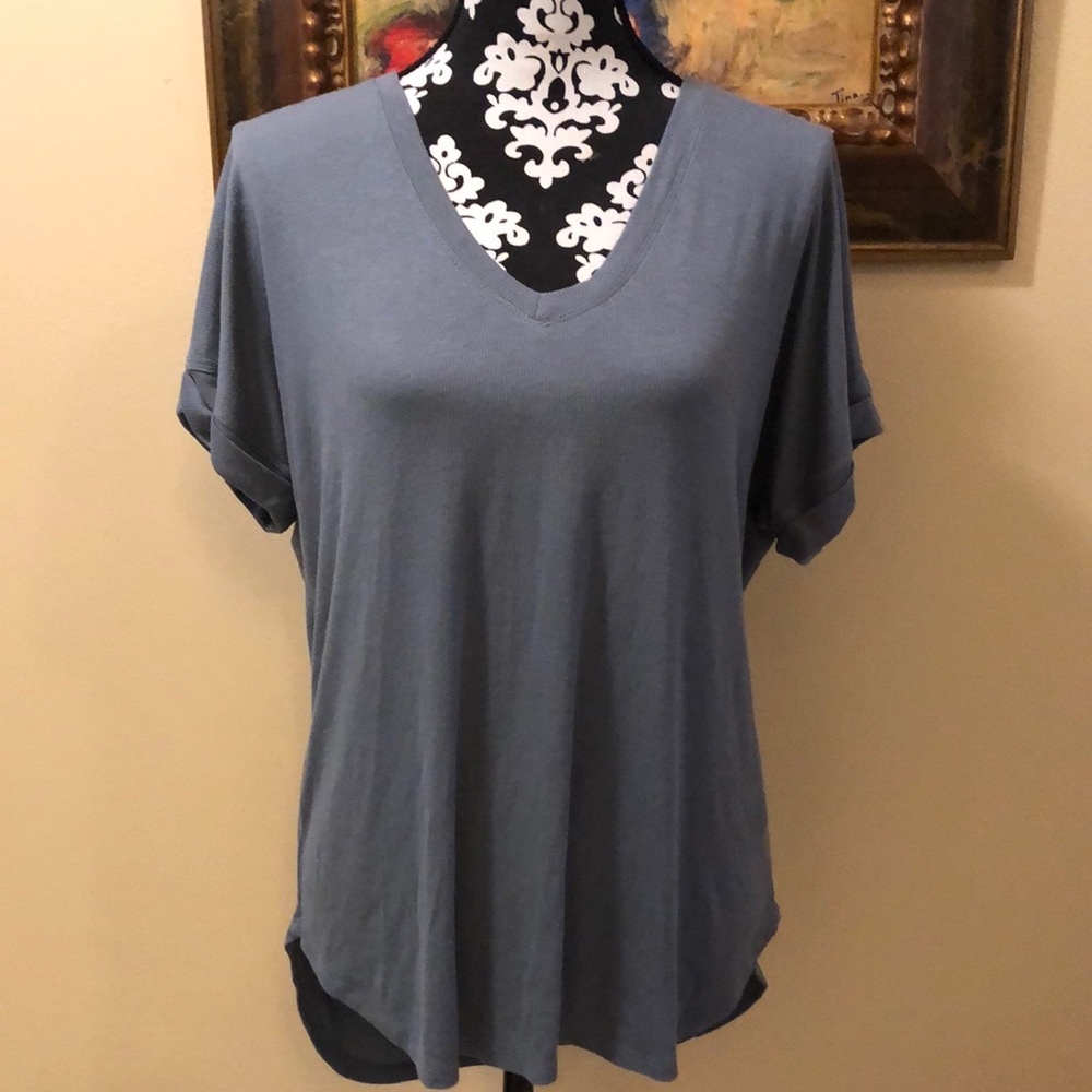 💙 H by Bordeaux Lightweight V-Neck Ultrasoft ribbed, lower back split hem top
